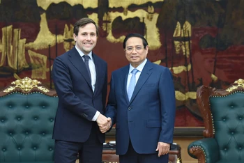 Thủ tướng Phạm Minh Chính và Bộ trưởng Hợp tác phát triển quốc tế và ngoại thương Thụy Điển Benjamin Dousat.
