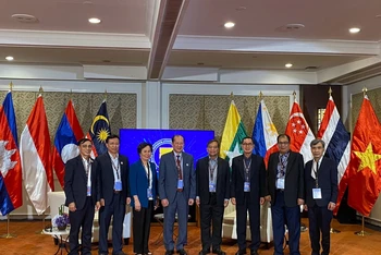 Chủ tịch và 2 Phó Chủ tịch Hội Cựu Chiến binh Philippines đón đoàn đại biểu Hội Cựu Chiến binh Việt Nam.
