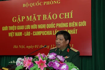 Thiếu tướng Lê Xuân Sang phát biểu tại buổi gặp mặt.