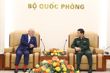 Đại tướng Phan Văn Giang và Chủ tịch danh dự Quỹ Hòa bình Sasakawa, Nhật Bản.