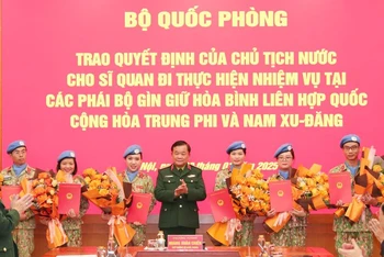 Thượng tướng Hoàng Xuân Chiến thừa ủy quyền của Chủ tịch nước và Bộ trưởng Quốc phòng trao Quyết định cho các sĩ quan đi thực hiện nhiệm vụ tại các phái bộ gìn giữ hòa bình Liên hợp quốc tại Cộng hòa Trung Phi và Nam Sudan.