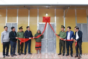 Lãnh đạo Bộ Công an và tỉnh Quảng Trị bàn giao nhà mới cho người dân tại huyện miền núi Hướng Hóa.