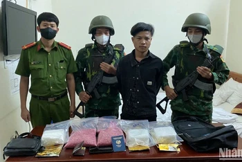 Đối tượng TonSakSith LatXaKham cùng tang vật vụ án.