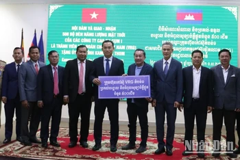 Lãnh đạo tỉnh Kampong Thom tiếp nhận tượng trưng 500 cây trụ điện năng lượng mặt trời do Tập đoàn Công nghiệp Cao su Việt Nam trao tặng.