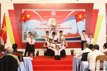 Tiết mục múa "Đất nước trọn niềm vui" do các học sinh Trường tiểu học Hữu nghị Khmer-Việt Nam Tân Tiến biểu diễn.