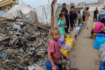 Người dân Palestine ở Gaza chờ lấy nước sạch. (Ảnh TÂN HOA XÃ)