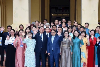 Thủ tướng Phạm Minh Chính và Phu nhân cùng Thủ tướng Nhật Bản Ishiba Shigeru và Phu nhân với cán bộ, công nhân viên của Bảo tàng Lịch sử quốc gia. (Ảnh: Báo Nhân Dân)