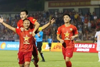 Trọng Hoàng ghi bàn thắng ấn định chiến thắng 3-1 cho Hồng Lĩnh Hà Tĩnh trước Becamex Bình Dương. (Ảnh: HLHT FC)