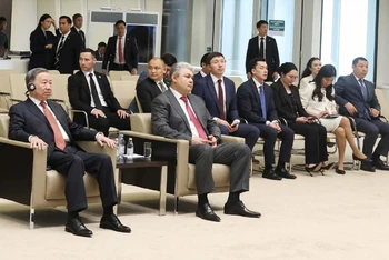 Tổng Bí thư Tô Lâm thăm Trung tâm Tài chính quốc tế Astana. (Ảnh: Thống Nhất/TTXVN)