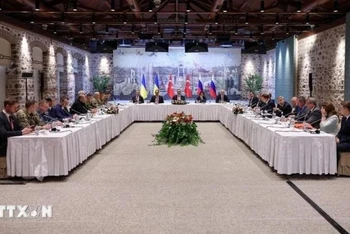 Ngoại trưởng Thổ Nhĩ Kỳ Hakan Fidan (giữa) chủ trì cuộc họp giữa phái đoàn Nga và Ukraine tại Istanbul ngày 16/5/2025. (Ảnh: THX/TTXVN)