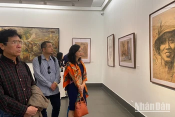 Công chúng tham quan triển lãm. (Ảnh: HUY LÊ)