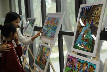 Công chúng tham quan trưng bày tranh tại lễ trao giải. (Ảnh: Đại sứ quán Đan Mạch)