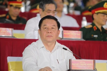 Đồng chí Nguyễn Trọng Nghĩa, Ủy viên Bộ Chính trị, Trưởng Ban Dân vận và Tuyên giáo Trung ương dự sơ duyệt Lễ diễu binh, diễu hành kỷ niệm 50 năm Ngày Giải phóng miền nam, thống nhất đất nước. (Ảnh: Thanh Vũ/TTXVN)