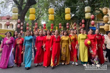 Du khách tham quan Di tích Hoàng thành Thăng Long.
