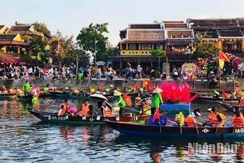 Du khách tham quan phố cổ Hội An trong dịp nghỉ lễ 30/4, 1/5. (Ảnh: HỮU TUÂN)