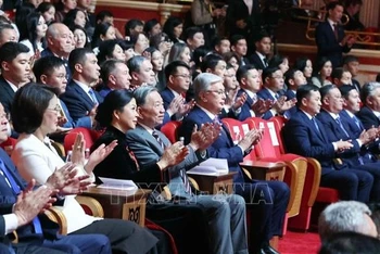 Tổng Bí thư Tô Lâm và Phu nhân với Tổng thống Kazakhstan Kassym-Jomart Tokayev dự Chương trình hòa nhạc hữu nghị Việt Nam- Kazakhstan. (Ảnh: Thống Nhất -TTXVN)
