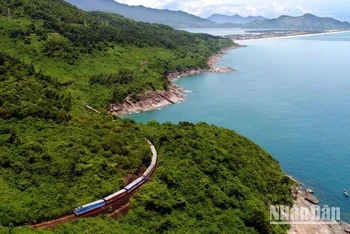 Tàu hỏa tạo điều kiện để du khách chiêm ngưỡng cảnh đẹp dọc đường. (Ảnh minh họa: nhandan.vn)