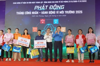 13 công nhân có hoàn cảnh khó khăn được nhận trợ cấp từ chương trình.