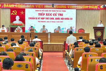 Quang cảnh buổi tiếp xúc cử tri tại thành phố Thủy Nguyên.
