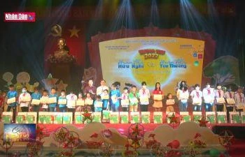 Mang Tết Trung thu đến trẻ em ở vùng biên giới