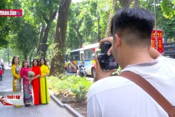 Người Hà Nội háo hức xuống phố đón Mùa Thu