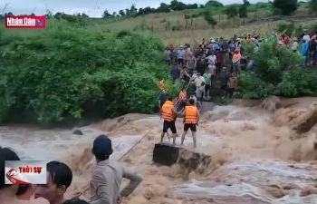 Cứu hột thành công 4 cháu bé mắc kẹt giữa dòng nước lũ