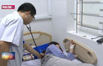 Hà Tĩnh: Đốt than sưởi ấm mẹ con sản phụ nguy kịch