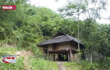 Nhiều hộ dân sống trong vùng có nguy cơ sạt lở