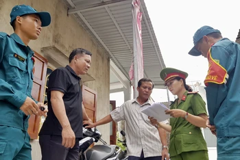 Lực lượng chức năng tuyên truyền cho ngư dân hiểu về các quy định pháp luật trên biển 