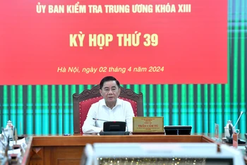 Đồng chí Trần Cẩm Tú, Ủy viên Bộ Chính trị, Bí thư Trung ương Đảng, Chủ nhiệm Ủy ban Kiểm tra Trung ương chủ trì Kỳ họp thứ 39 của Ủy ban Kiểm tra Trung ương Đảng. Ảnh ĐĂNG KHOA