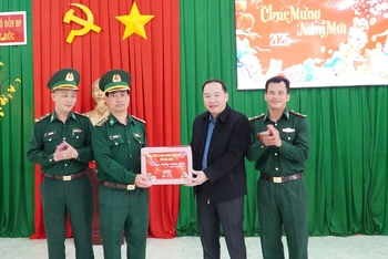 Phó Bí thư Tỉnh ủy Đắk Nông Hồ Xuân Trường thăm và chúc tết cán bộ, chiến sĩ Đồn Biên phòng Tuy Đức.