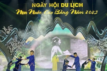 Tiết mục nghệ thuật chào mừng sự kiện.