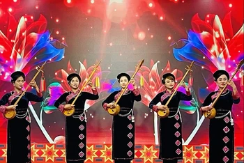 Biểu diễn hát then, đàn tính tại sự kiện.