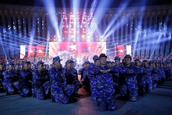 "Con đường lịch sử" mang đến nhiều màn biểu diễn quy mô, được đầu tư dàn dựng. (Ảnh: VTV)