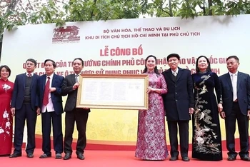 Trao Quyết định của Thủ tướng Chính phủ công nhận ba chiếc xe ô-tô phục vụ Chủ tịch Hồ Chí Minh niên đại 1954-1969 là Bảo vật quốc gia.