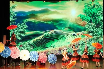 Một tiết mục nghệ thuật được trình diễn tại Lễ trao giải. (Ảnh: QUỲNH ANH)