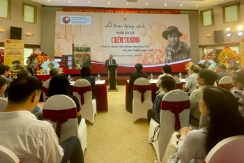 Toàn cảnh Lễ trao tặng sách "Nơi ấy là chiến trường".