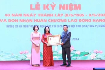Tạp chí Người Hà Nội đón nhận Huân chương Lao động hạng Nhì. (Ảnh: QUANG THÁI)