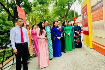 Các đại biểu tham quan Triển lãm Quốc gia “Chủ tịch Hồ Chí Minh - Tinh hoa dân tộc, tầm vóc thời đại”.