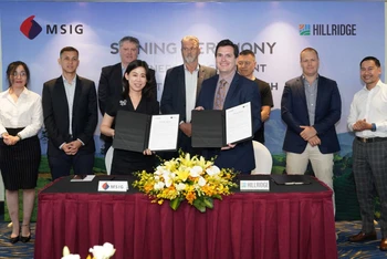 Đại diện hai công ty ký kết hợp tác ra mắt sản phẩm bảo hiểm hạn hán.