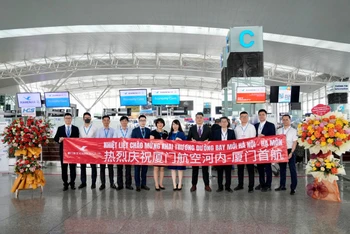 Các đại biểu tại sự kiện khai trương đường bay mới.