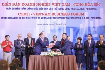 Vietjet ký hợp tác với Trường bay F Air (Cộng hòa Séc) đào tạo phi công