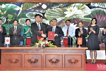Đại diện hai bên Việt Nam-Nhật Bản trao 3 thỏa thuận vay ODA, tổng trị giá gần 61 tỷ yên.