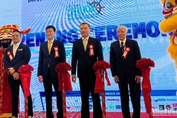 Các đại biểu cắt băng khai mạc Triển lãm hàng hải và đóng tàu.