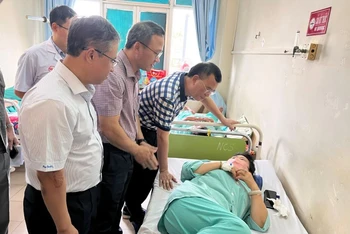 Đoàn công tác Ủy ban An toàn giao thông quốc gia thăm hỏi nạn nhân.