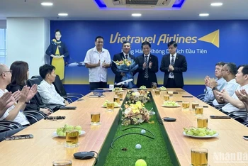 Ban Lãnh đạo Vietravel Airlines chúc mừng ông Lê Tiến Dũng giữ cương vị Phó Tổng Giám đốc.