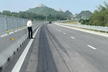 Đoạn đường nghi bị đổ hóa chất phá hoại.