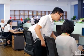 Trực ban trưởng Trung tâm Điều hành khai thác bay của Vietnam Airlines cùng các cán bộ bàn biện pháp xử lý một tình huống phát sinh.