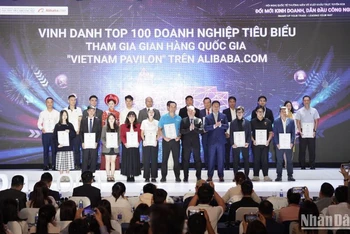 Vinh danh Top 100 doanh nghiệp tiêu biểu tham gia Gian hàng quốc gia.
