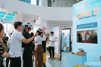 Các khách hàng trải nghiệm công nghệ tương tác độc đáo của trạm văn hóa One S.